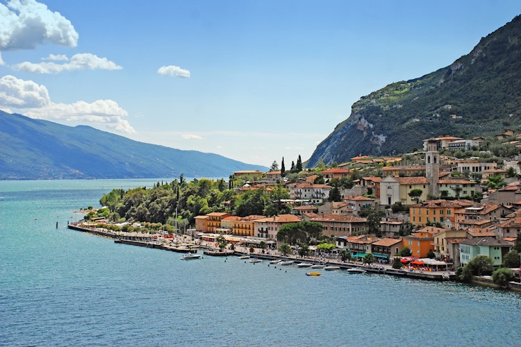 Malerisk panoramaudsigt over Limone sul Garda ved Gardasøens smukke blå vand med bjerge i baggrunden