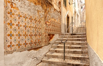 Farverige azulejo-fliser på husfacader i Alfamas historiske kvarter i Lissabon, Portugal