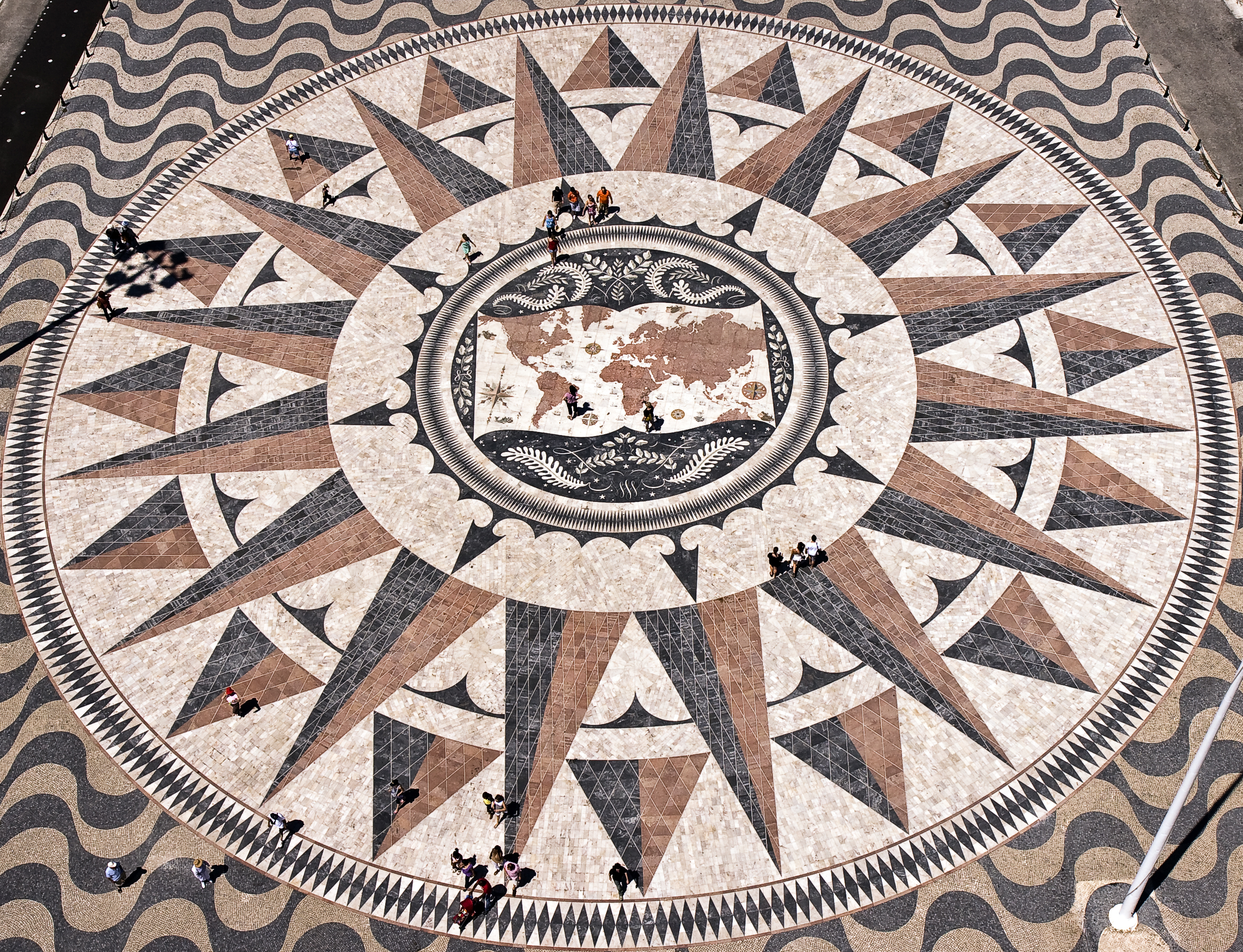 Storslået mosaikkort ved foden af Opdagelsesmonumentet i Belém, Lissabon, der viser portugisiske opdagelsesrejsendes ruter fra 1400- og 1500-tallet med et imponerende kompassymbol