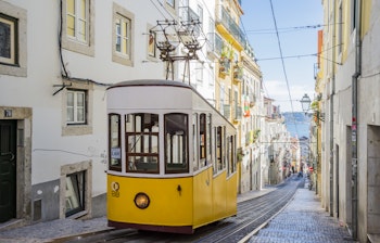 Den historiske Gloria-kabelbane i Lissabon, Portugal, der siden 1885 har forbundet byens centrum med Bairro Alto-kvarteret, kører op ad en stejl gade som et nationalt monument