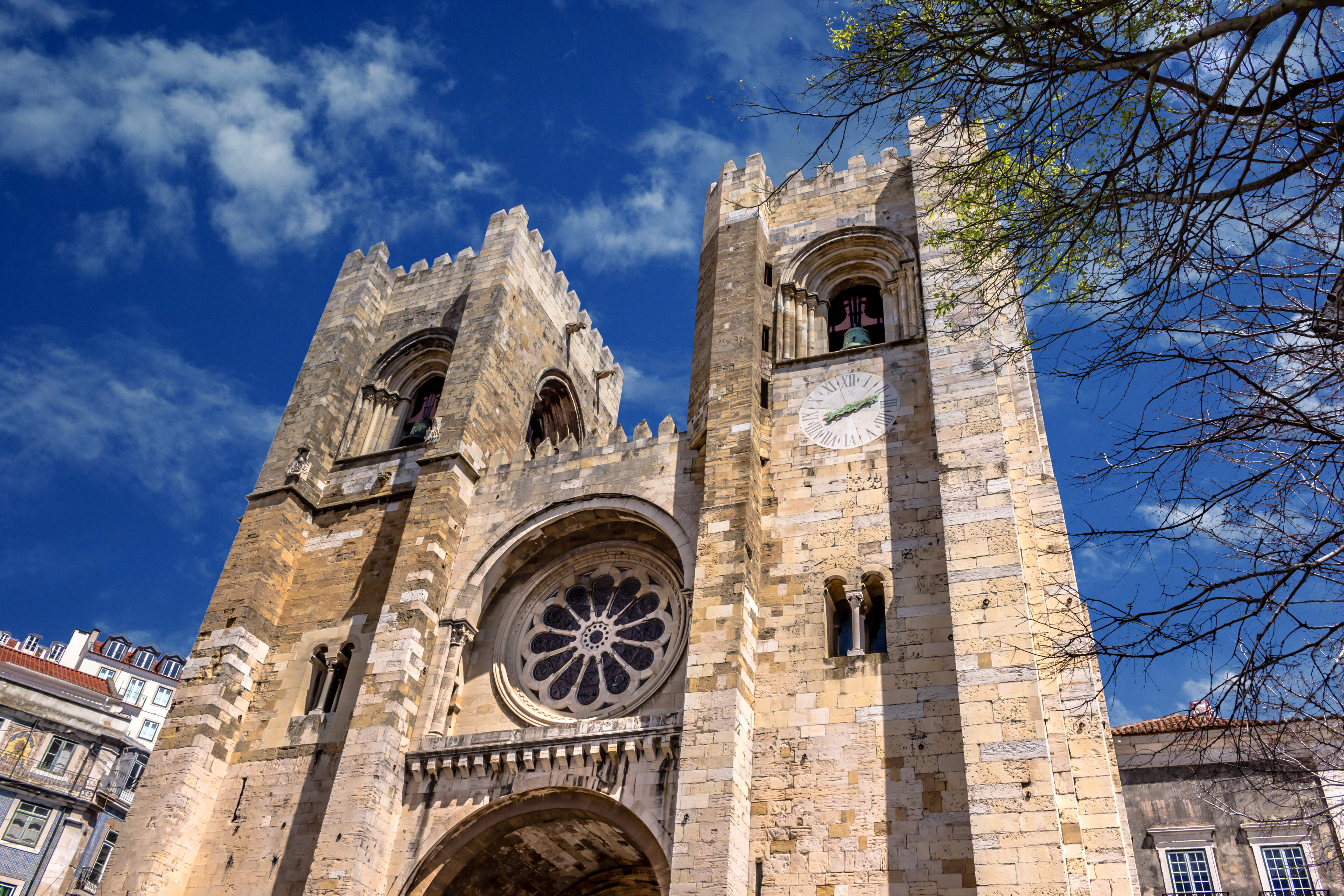 Lissabon Katedral med middelalderlige taarne og gotisk arkitektur i Portugal