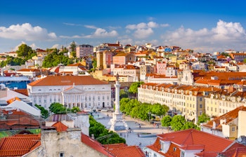 Panoramaudsigt over det historiske Rossio-torv i Lissabons centrum med traditionel portugisisk arkitektur og charmerende bybillede