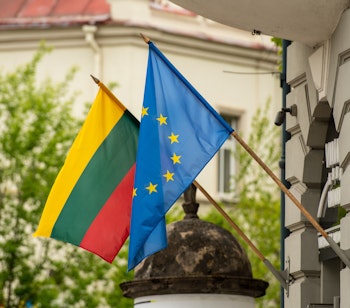 EU-flaget og det litauiske flag vajer sammen i Vilnius' gader, et symbol på Litauens EU-medlemskab siden landets uafhængighed