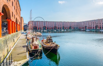 Liverpool Albert Dock med historiske røde teglstensbygninger og både ved kajen