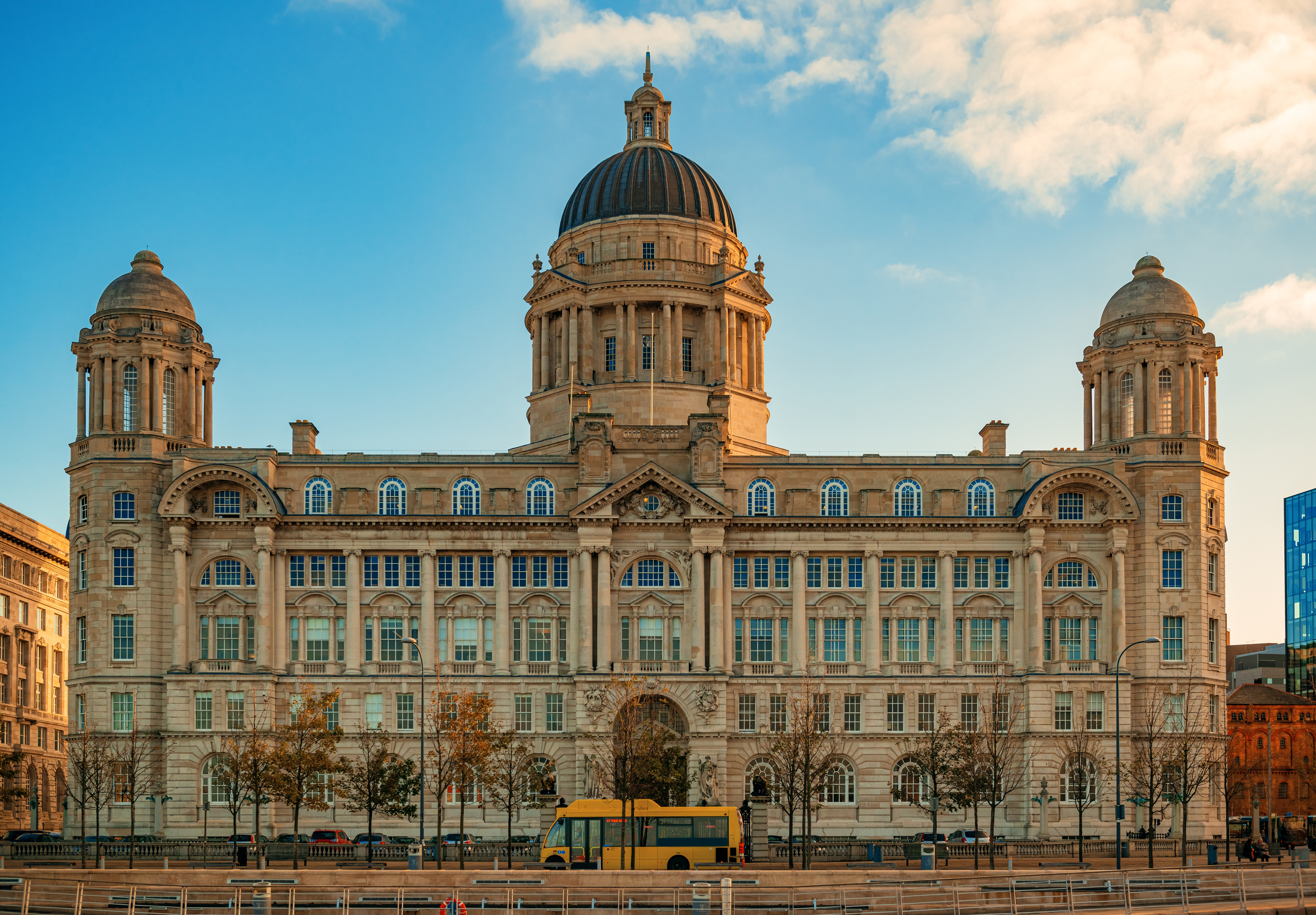 Historisk bygning ved Liverpools havnefront med imponerende kuppelarkitektur, en del af de berømte Tre Gracer i England