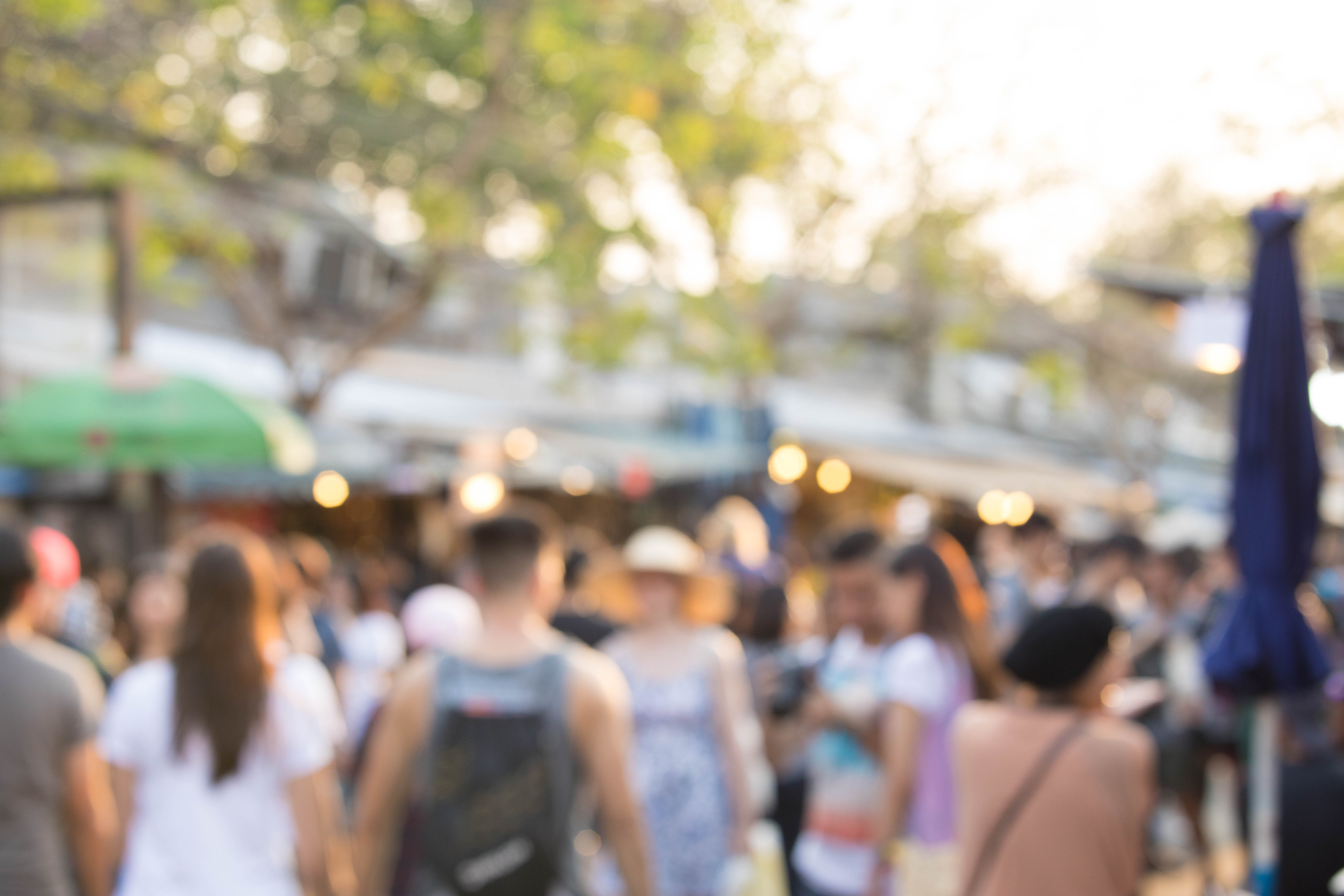 Travl shoppinggade i Liverpool med sløret menneskemængde der udforsker byens livlige butikker og markeder på Bold Street