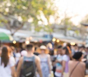Travl shoppinggade i Liverpool med sløret menneskemængde der udforsker byens livlige butikker og markeder på Bold Street
