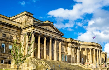 Historisk neoklassisk bygning i Liverpool som huser World Museum og Walker Art Gallery med imponerende søjlegang og sandstensarkitektur