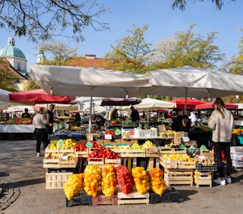 Farverigt marked i Ljubljana med friske lokale råvarer og specialiteter fra Sloveniens hovedstad