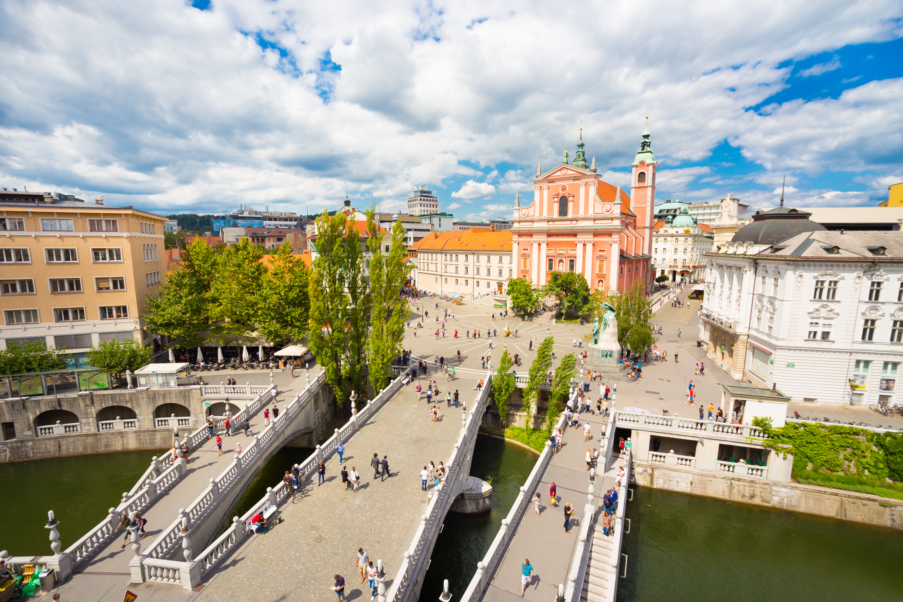 Romantisk udsigt over Ljubljanas bycentrum med Ljubljanica-floden, Trebroerne og den franciskanske kirke i solnedgang, Slovenien