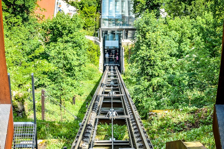 Kabelbanen i Ljubljana forbinder byens gamle centrum med det historiske slot og tilbyder en fantastisk udsigt over Sloveniens grønne hovedstad