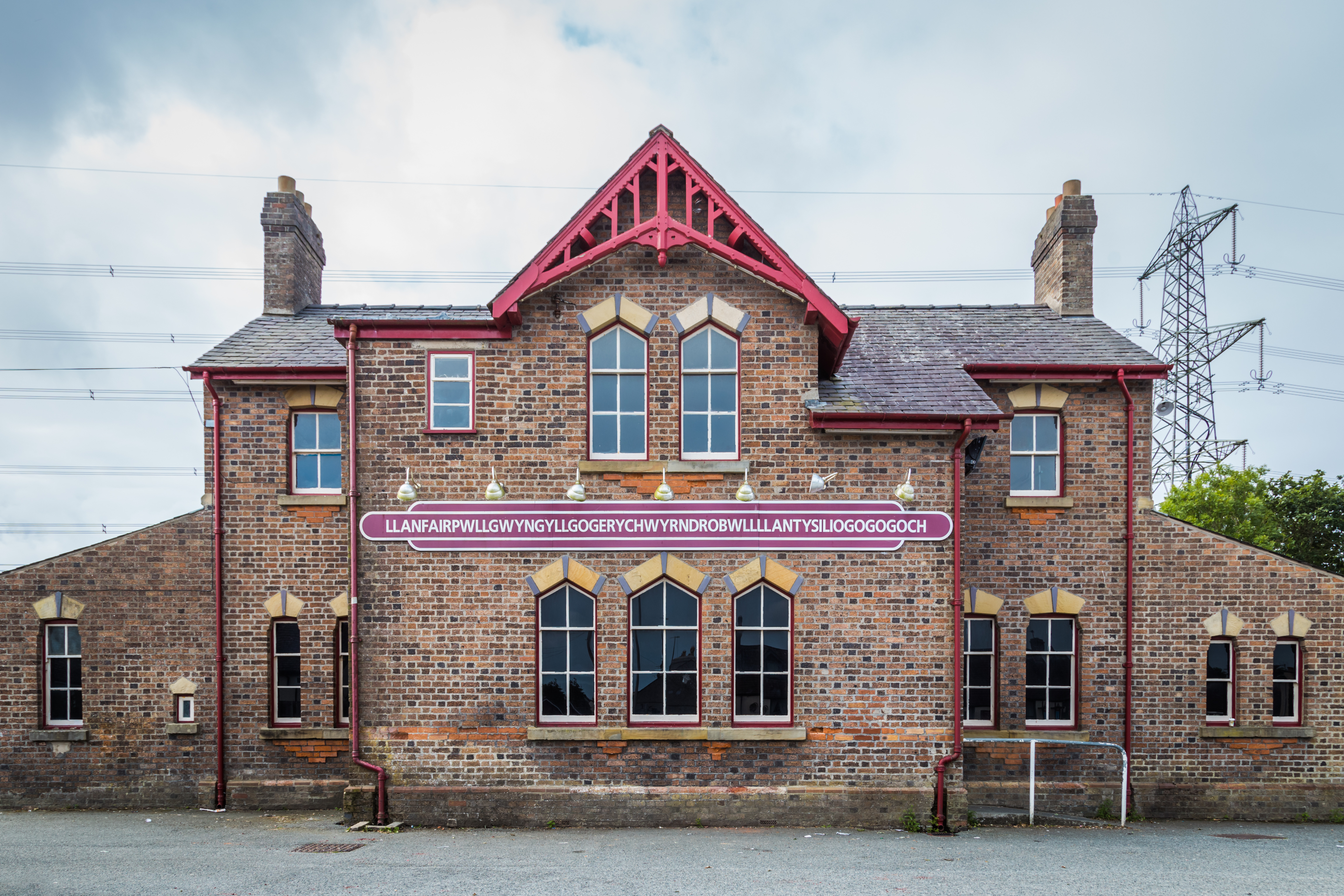 Llanfairpwllgwyngyllgogerychwyrndrobwllllantysiliogogogoch togstation med verdens længste stednavn i Wales