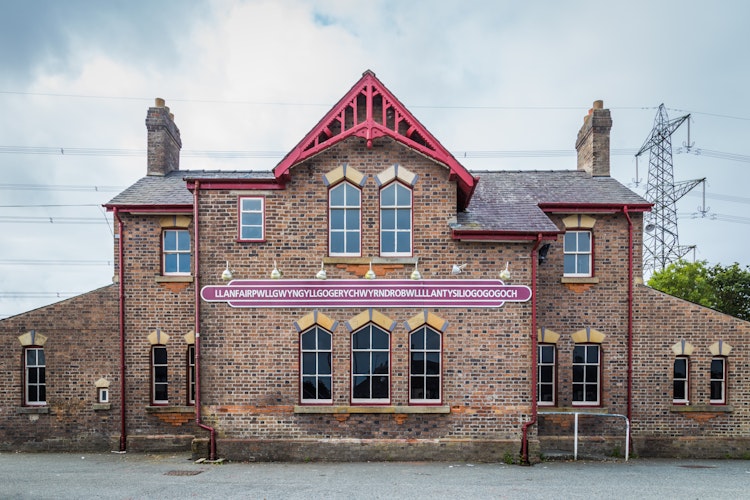Llanfairpwllgwyngyllgogerychwyrndrobwllllantysiliogogogoch togstation med verdens længste stednavn i Wales