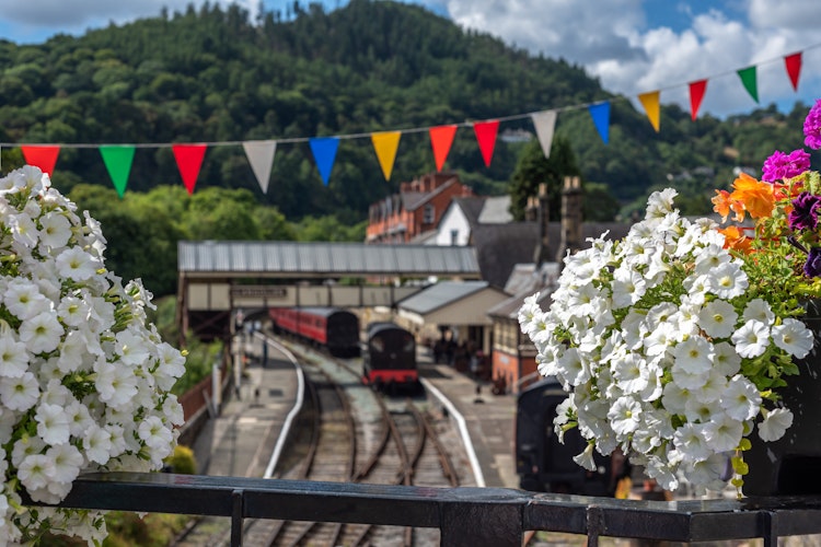 Historisk jernbanestation og museum i Llangollen med udsigt over den maleriske walisiske by og kanal på en solrig sommerdag