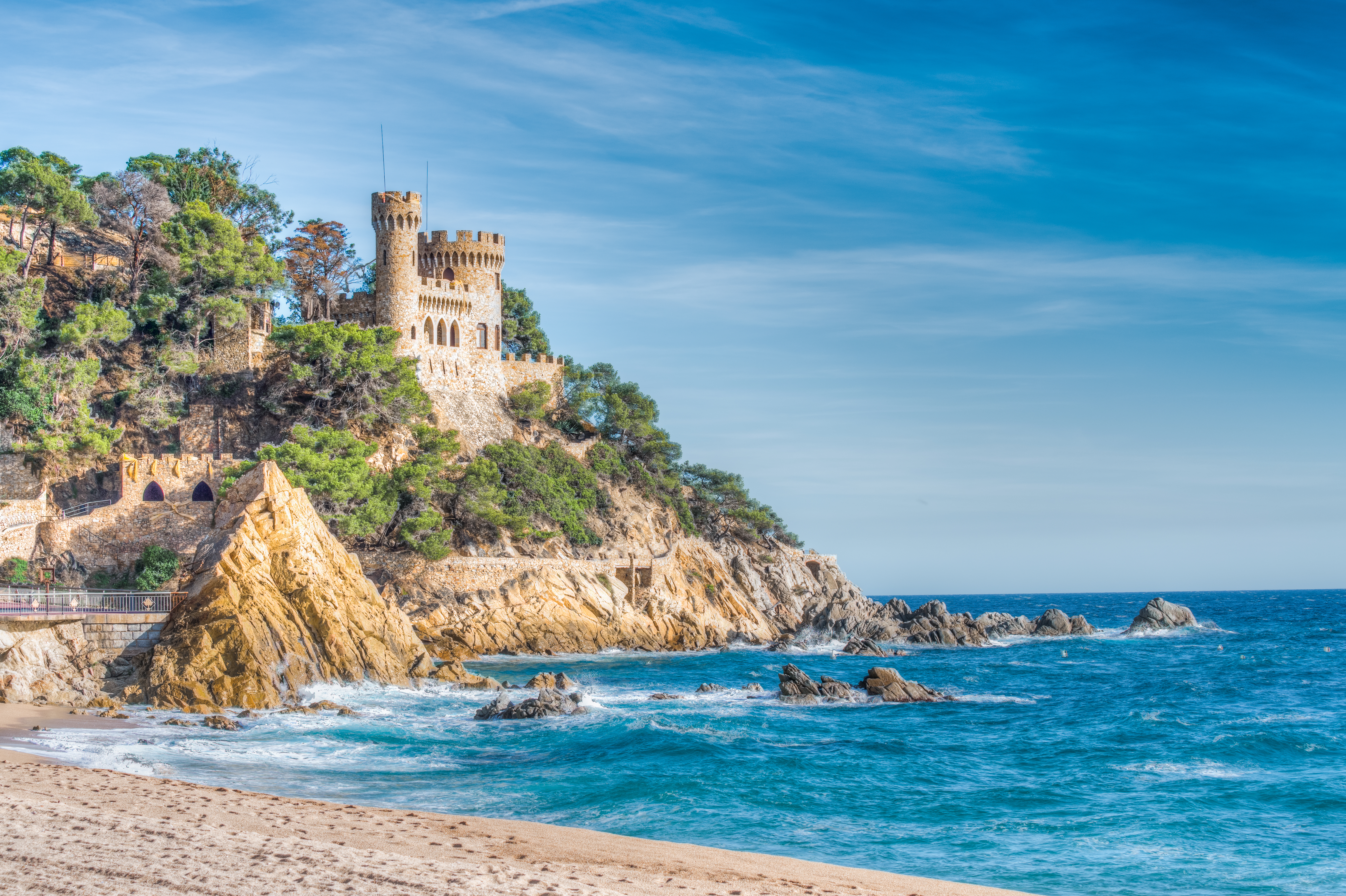 Middelalderborg på klippeskraent ved Middelhavsstranden i Lloret de Mar, Costa Brava Spanien