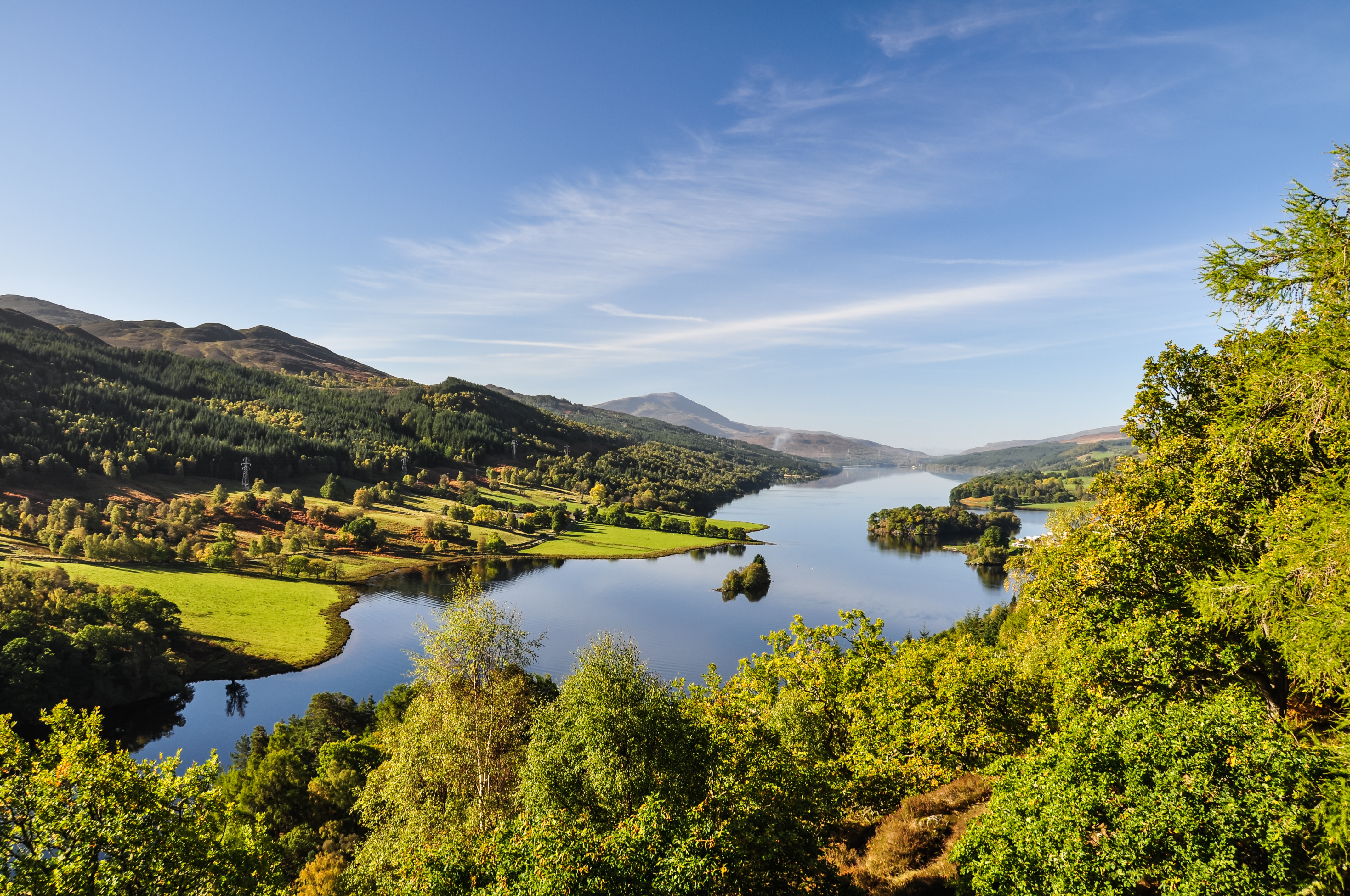 Smuk udsigt over Loch Tummel fra Queen's View ved Pitlochry i Perthshire, Skotland, med grønne bakker og blå himmel