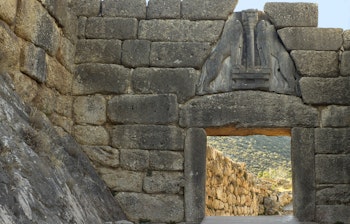Løveporten i Mykene, den historiske hovedindgang til bronzealderens citadel med det berømte løverelief, en af Grækenlands mest betydningsfulde arkæologiske seværdigheder