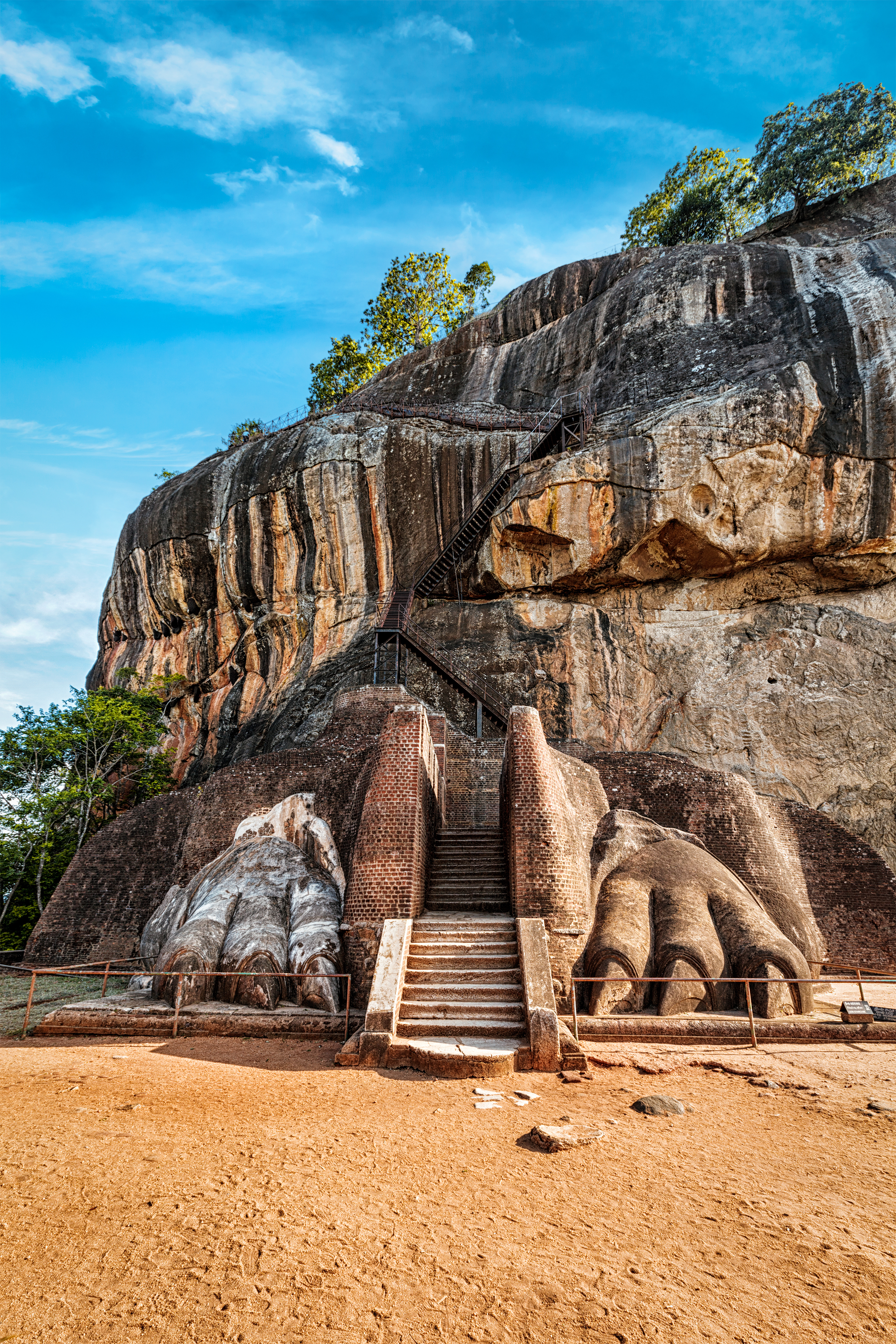De berømte løvepoter og den gamle stentrappe ved indgangen til Sigiriya-klippefæstningen, et UNESCO verdensarvssted og en af Sri Lankas mest ikoniske turistattraktioner