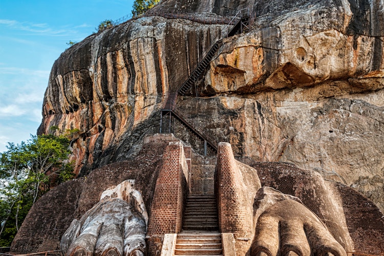 De berømte løvepoter og den gamle stentrappe ved indgangen til Sigiriya-klippefæstningen, et UNESCO verdensarvssted og en af Sri Lankas mest ikoniske turistattraktioner