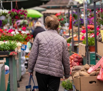 Farverigt udendørs marked i Beograd med lokale sælgere og friske grøntsager hvor serbiske indbyggere handler ind i weekenden