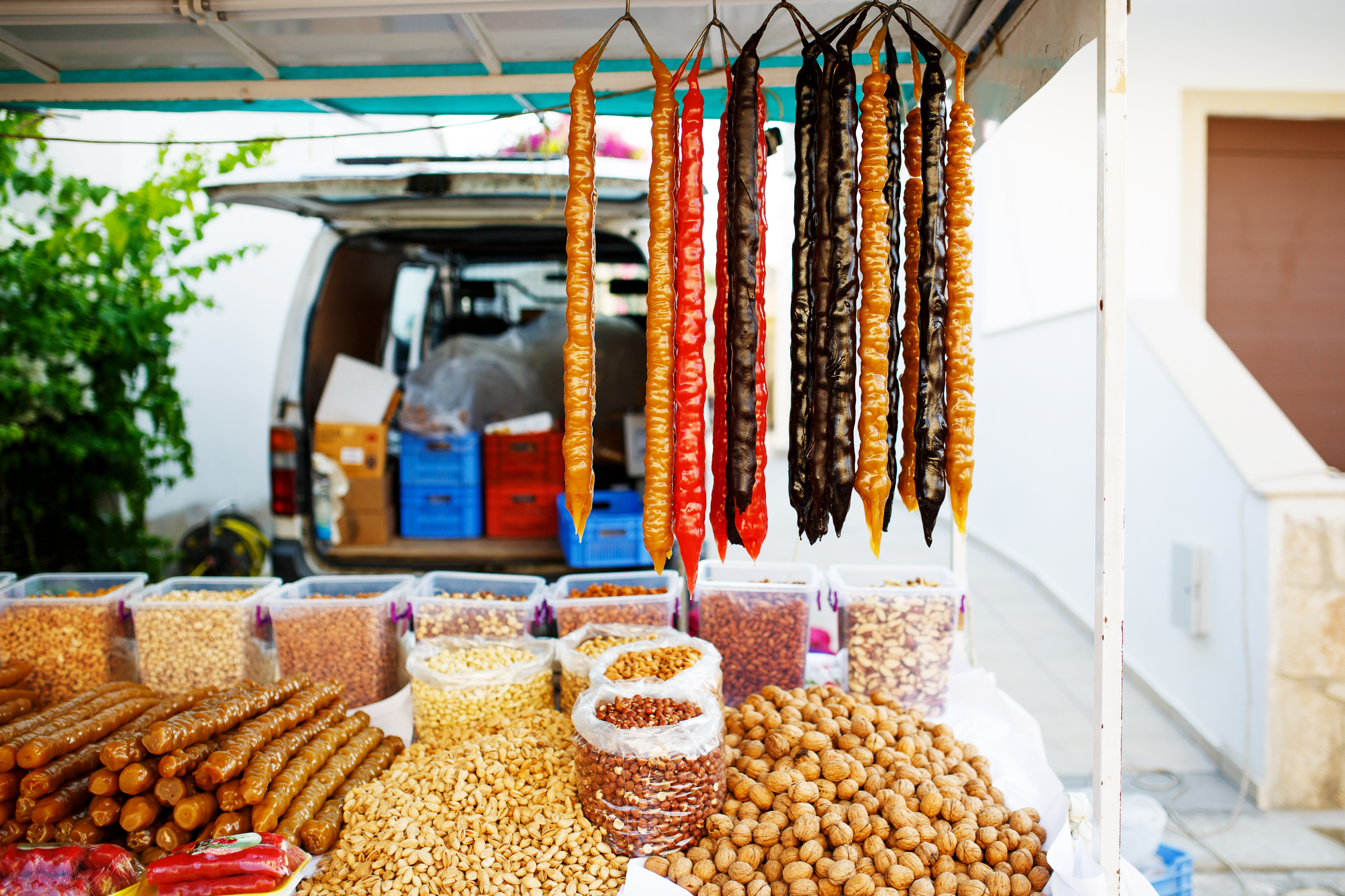 Traditionelt tyrkisk marked med hængende pølser, nødder og lokale specialiteter under farvestrålende solsejl