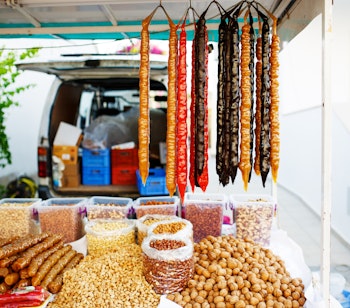 Traditionelt tyrkisk marked med haengende poelser, noedder og lokale specialiteter under farvestraalende solsejl