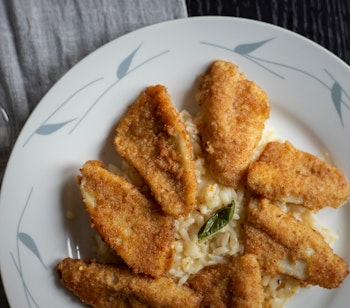 Risotto med aborre, en traditionel gourmetret fra Lombardiet i Norditalien ved Lago Maggiore, serveret som typisk forret i det lokale koekken