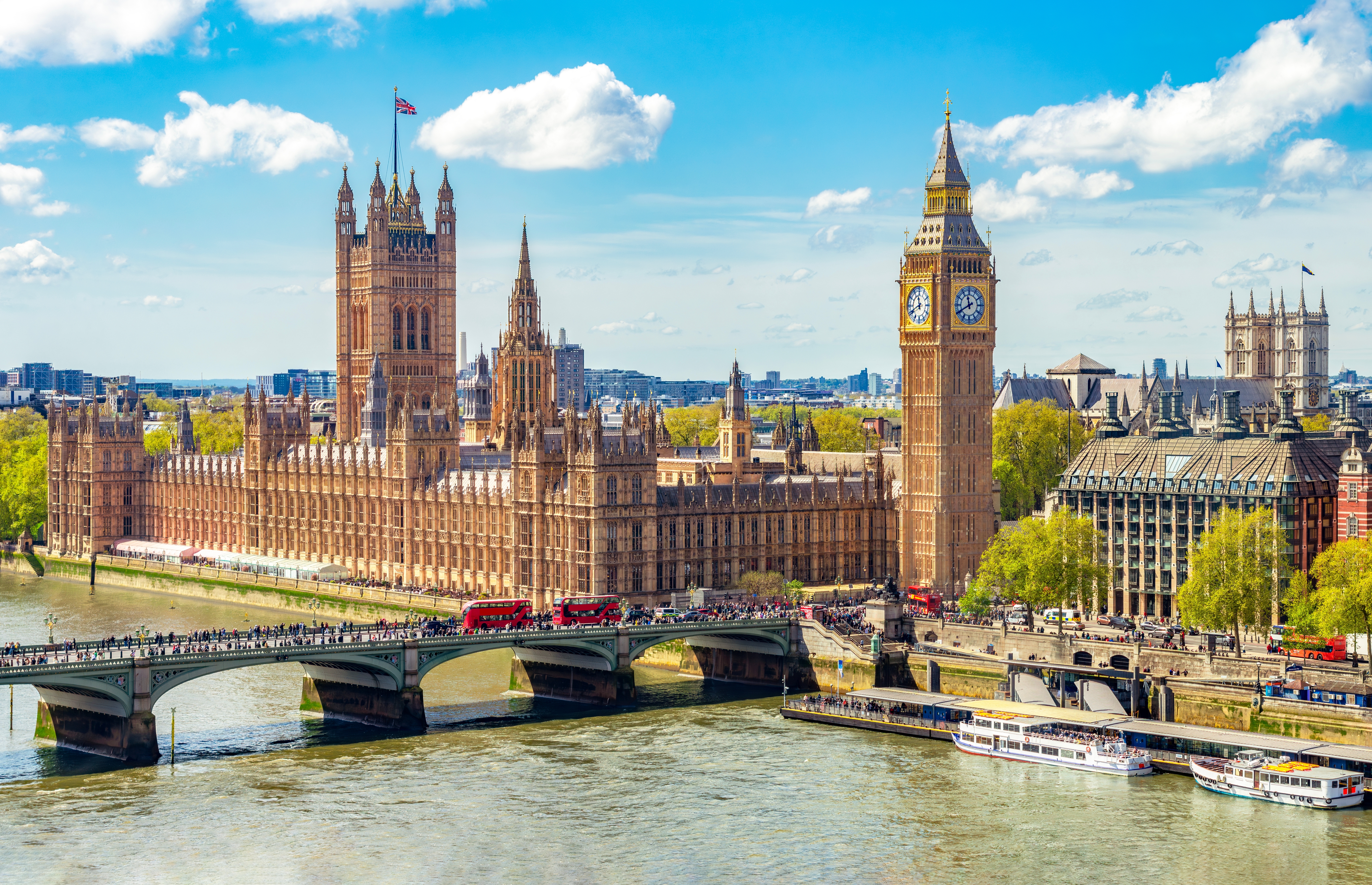 London byudsigt med Big Ben klokketårn og Westminster Bridge over Themsen med røde busser