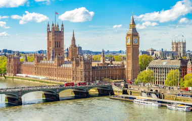 London byudsigt med Big Ben klokketårn og Westminster Bridge over Themsen med røde busser