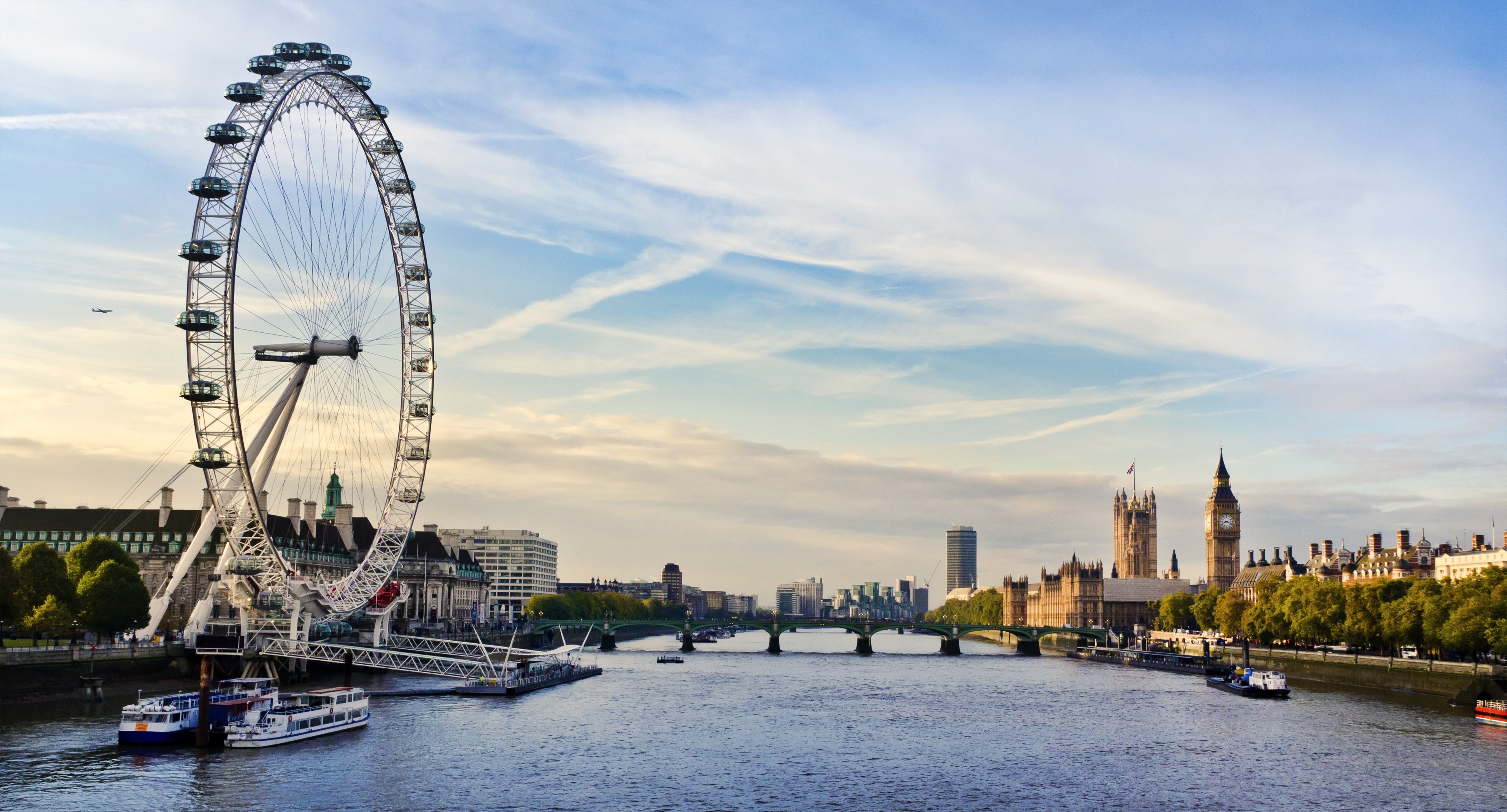 Betagende morgenudsigt over London med London Eye, Westminster Bridge og Big Ben langs Themsen