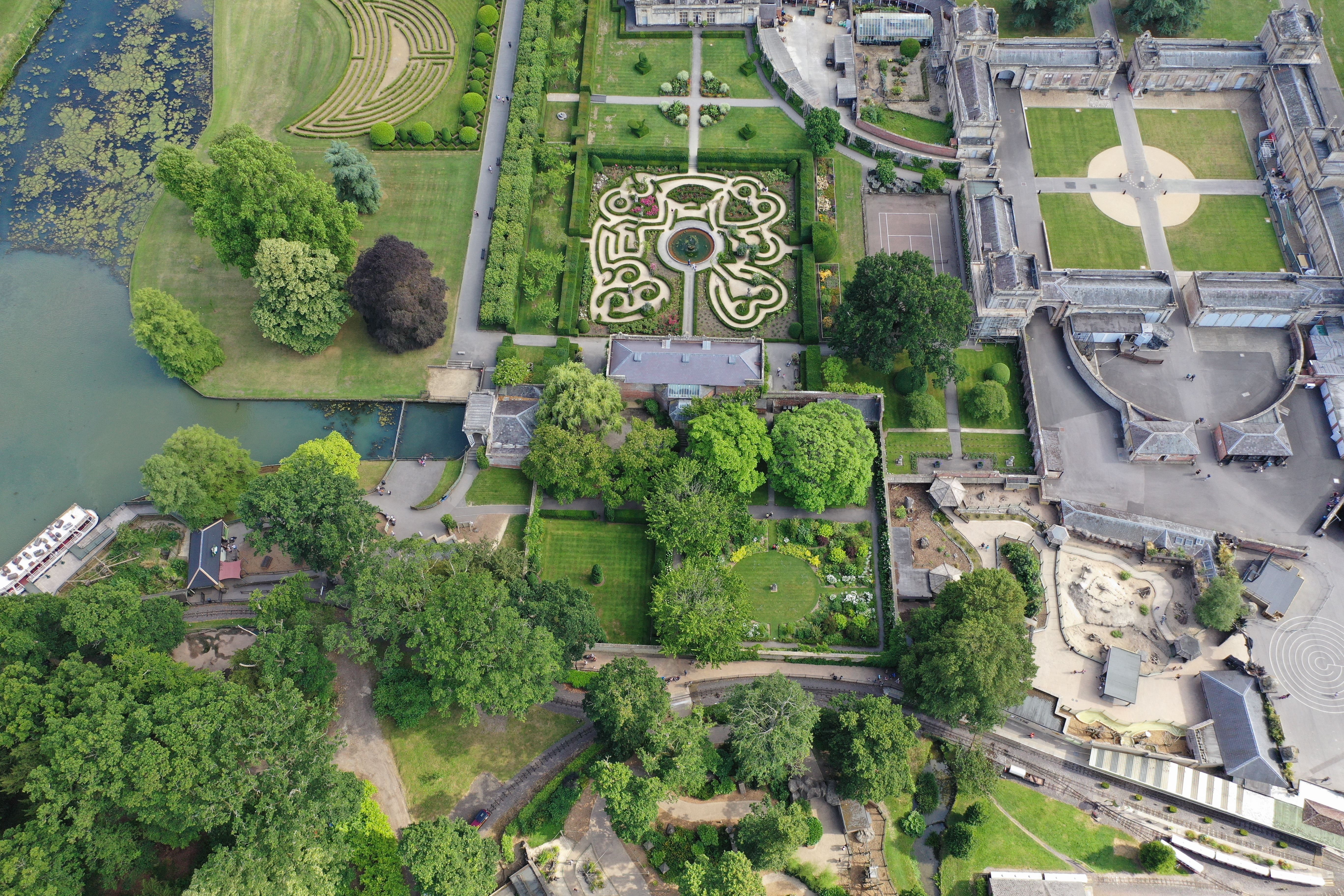 Luftfoto af den historiske Longleat herregård med dens berømte hæklabyrint og safaripark i Wiltshire, England