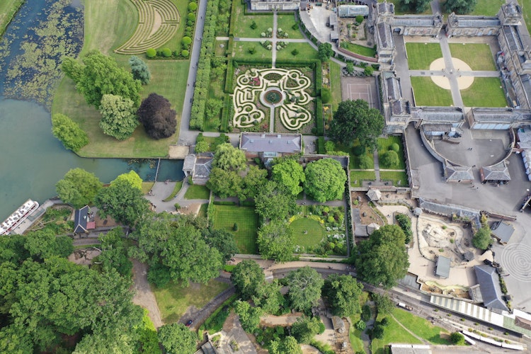 Luftfoto af den historiske Longleat herregård med dens berømte hæklabyrint og safaripark i Wiltshire, England