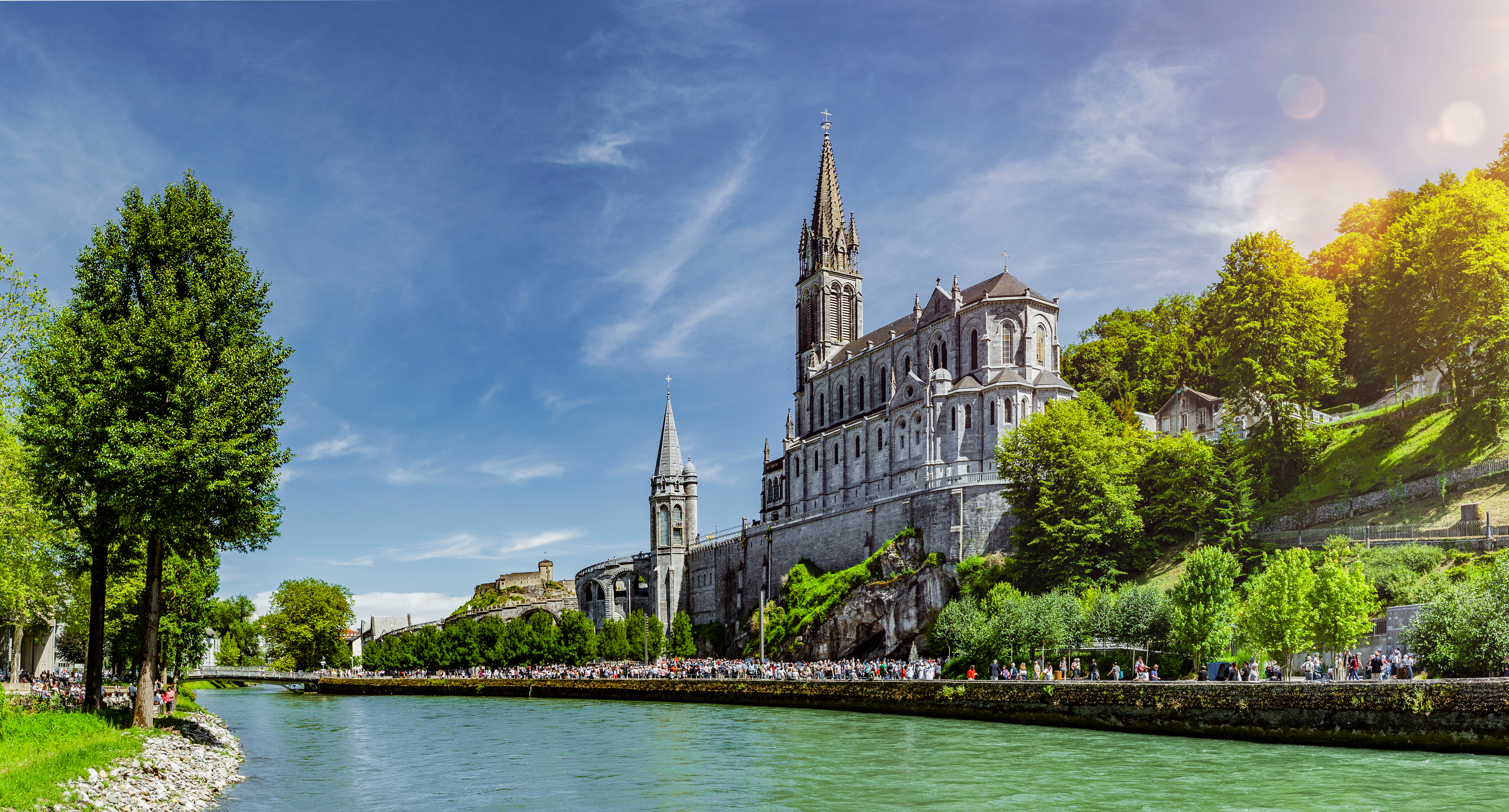 Basilika Notre Dame katedral med spir og taarne i Lourdes Frankrig