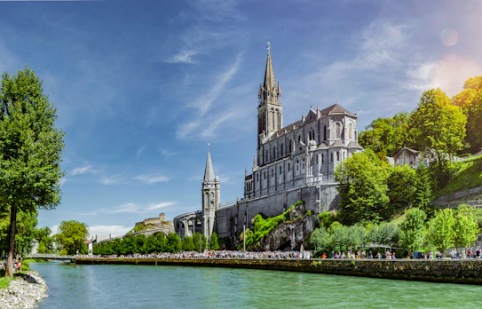 Basilika Notre Dame katedral med spir og taarne i Lourdes Frankrig
