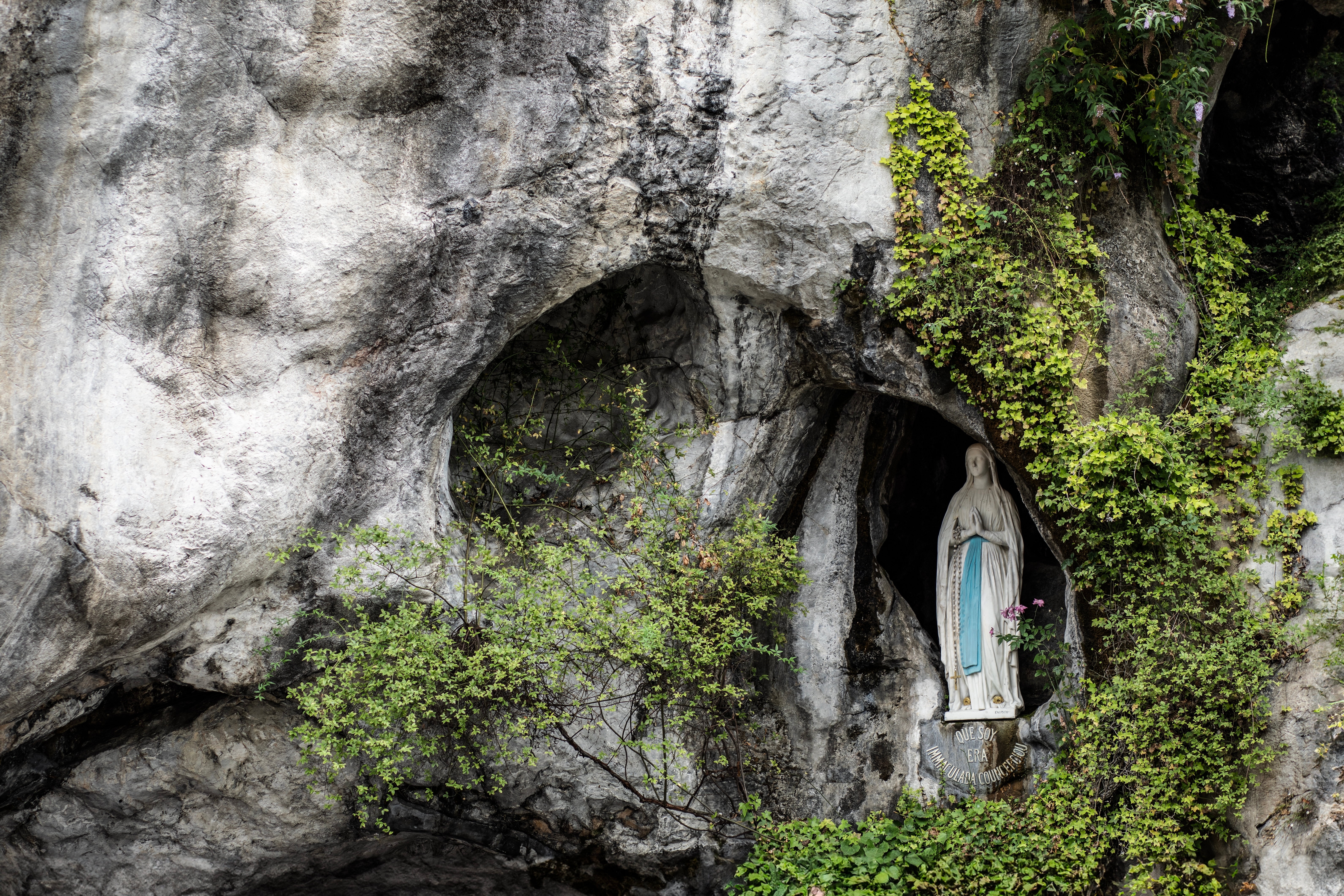 Jomfru Maria statue i den hellige grotte i Lourdes, Frankrig