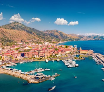 Fantastisk dronefoto af den idylliske Acciaroli-havn med farverige både og den charmerende kystby ved Middelhavet i Syditalien