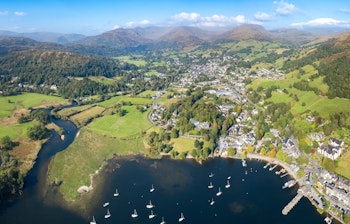 Panoramisk luftfoto af Ambleside ved Windermere-søen i Lake District nationalpark, England