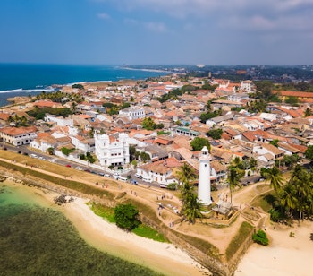 Betagende luftfoto af det historiske Galle Fort i Sri Lanka med udsigt over bugten, det ikoniske fyrtårn og kolonial arkitektur ved den tropiske kystlinje