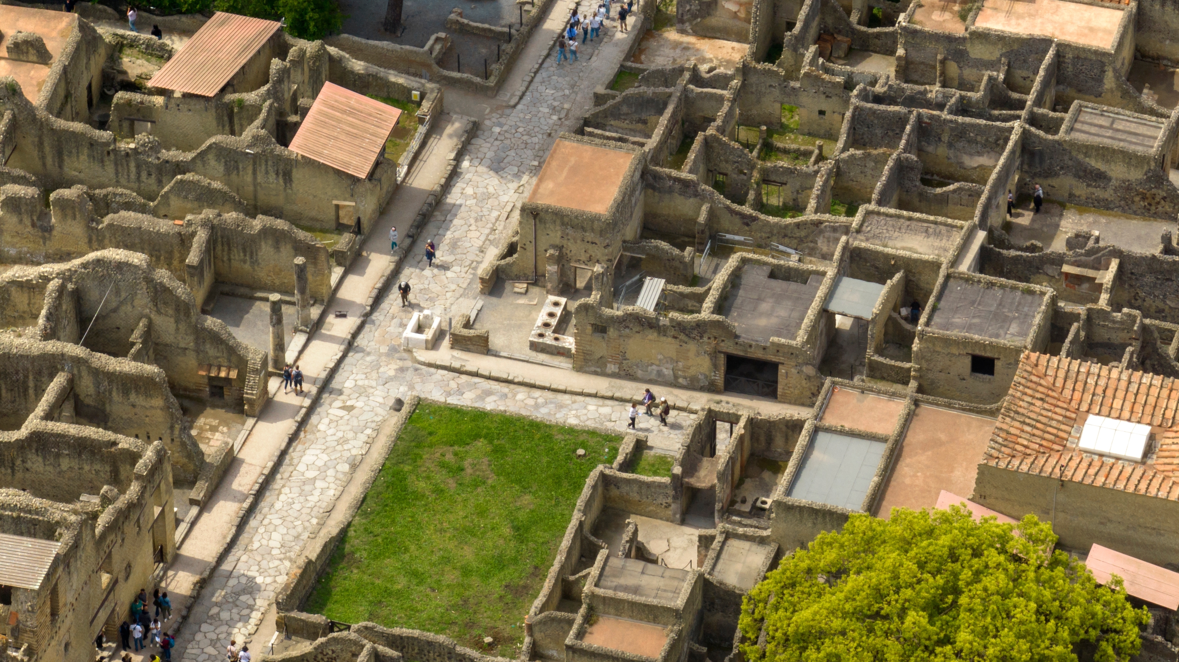 Luftfoto af de velbevarede antikke romerske ruiner i Herculaneum nær Pompeji, en populær turistdestination i Italien