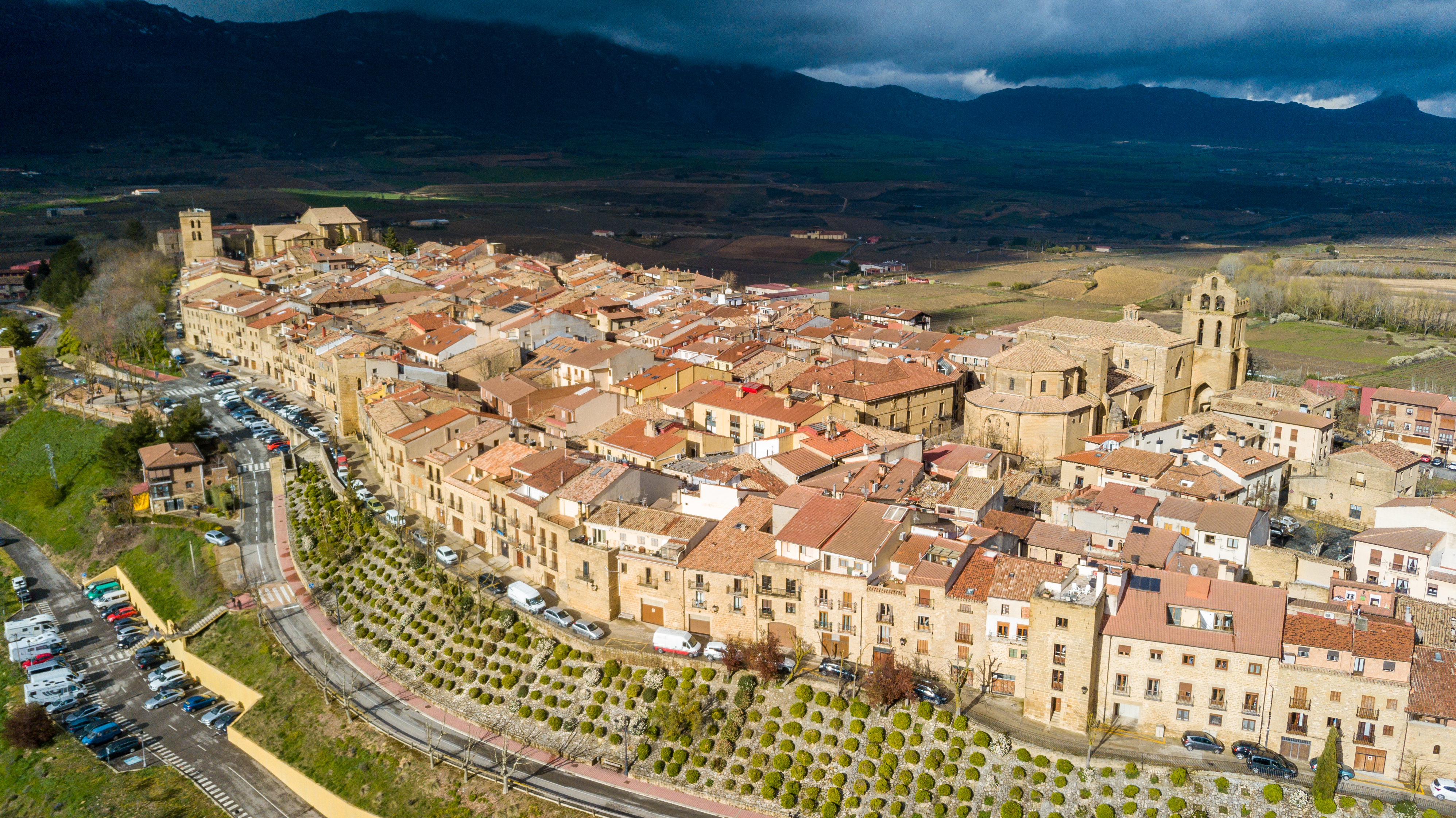 Luftfoto af den charmerende middelalderby Laguardia omgivet af vinmarker i La Rioja vinregionen i Nordspanien