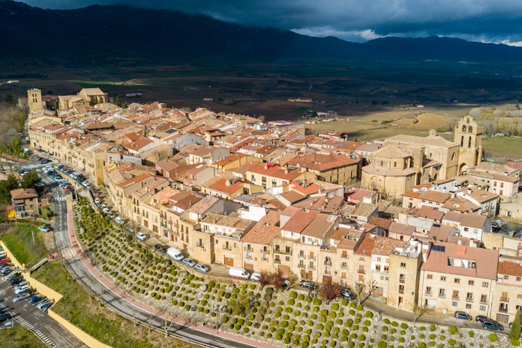 Luftfoto af den charmerende middelalderby Laguardia omgivet af vinmarker i La Rioja vinregionen i Nordspanien