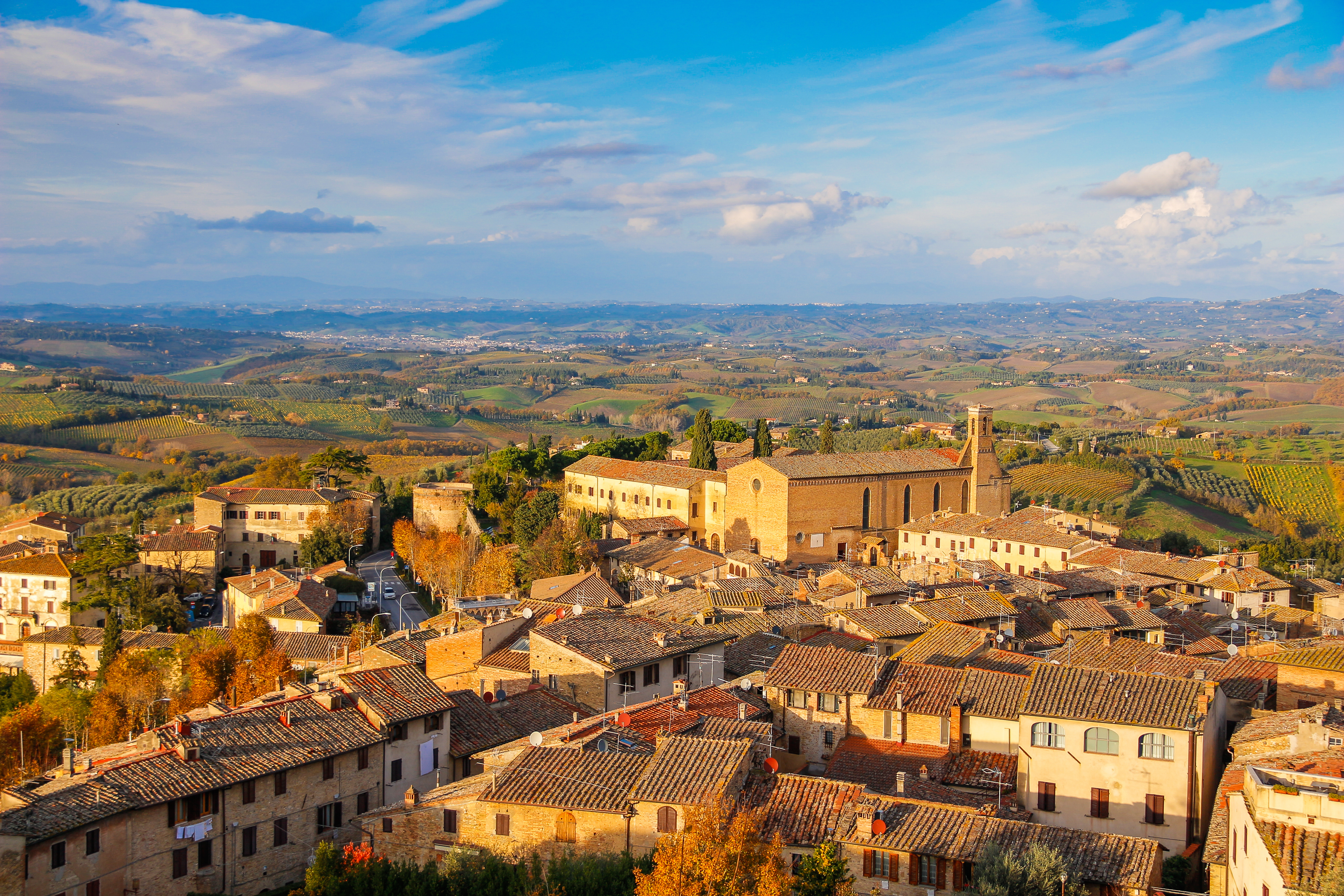 Betagende luftfoto af San Gimignano med karakteristiske middelaldertårne omgivet af det smukke toskanske landskab nær Siena i Italien