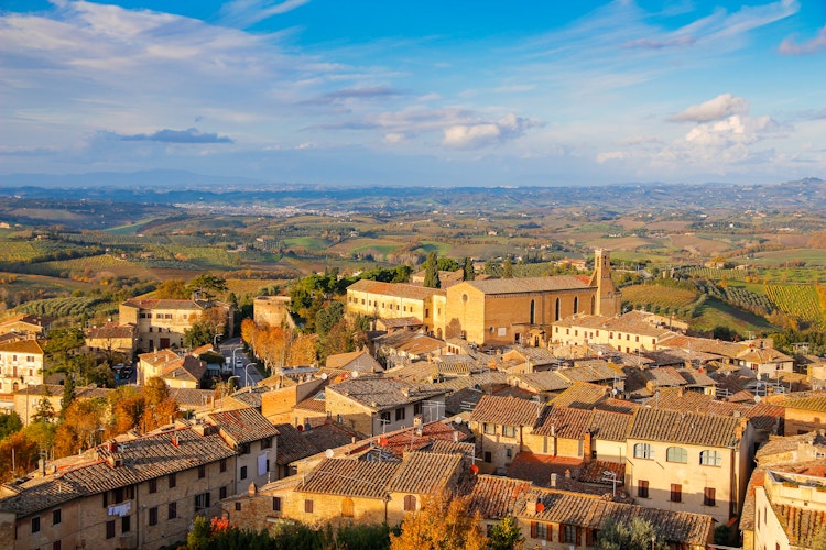 Betagende luftfoto af San Gimignano med karakteristiske middelaldertårne omgivet af det smukke toskanske landskab nær Siena i Italien