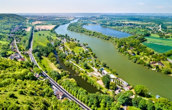 Betagende luftudsigt over Seine-floden der slynger sig gennem Normandiets smukke landskab ved det historiske Chateau Gaillard på flodkrydstogtet