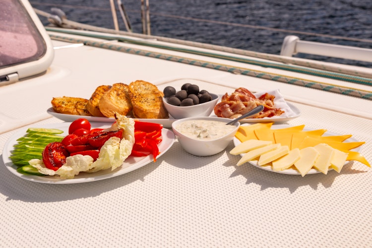 Luksuriøs amerikansk morgenmad serveret på sejlbåd ved Phuket med æg, bacon, toast og friske salater - Thailand yacht oplevelse