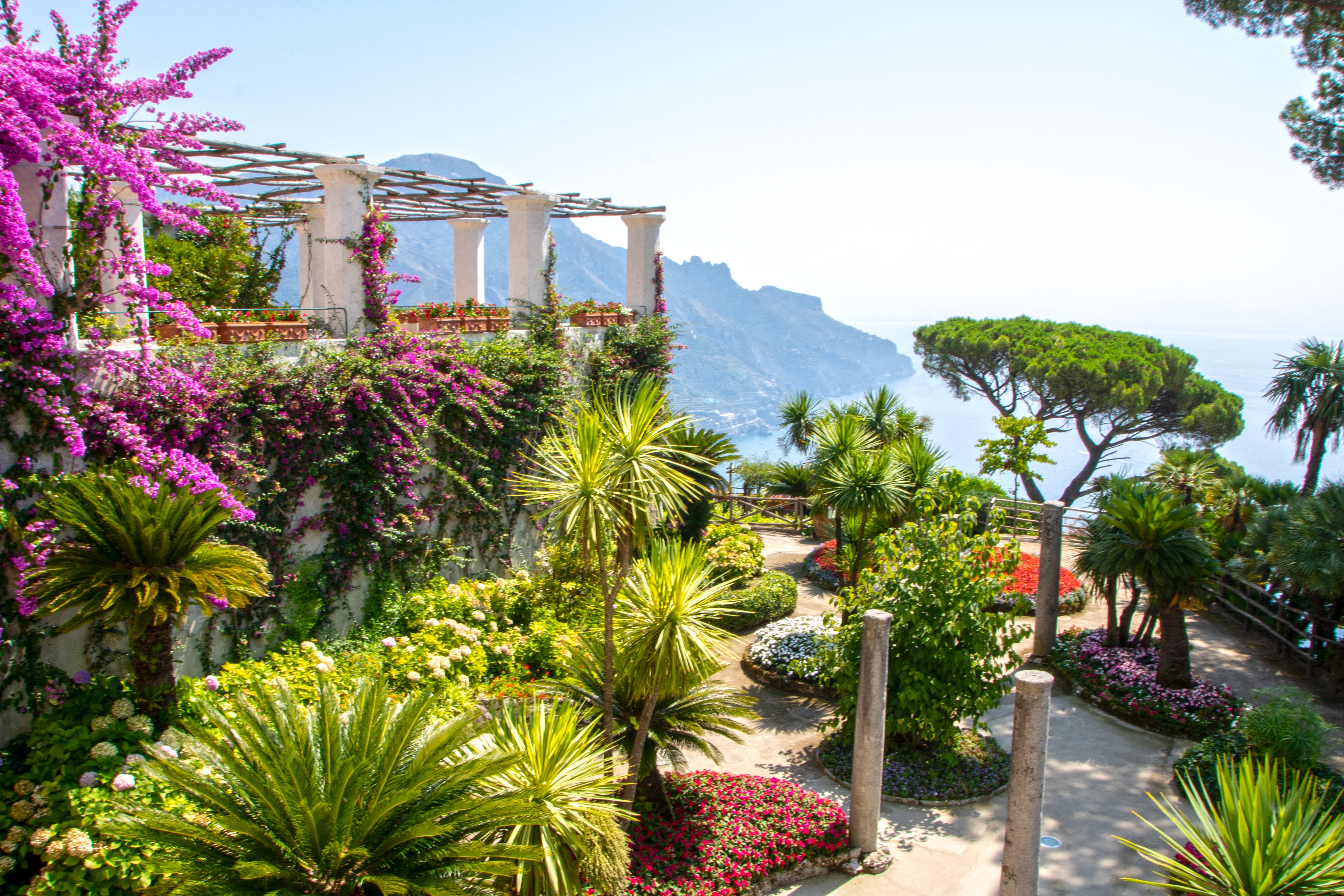 Smuk italiensk villa-terrasse med bougainvillea blomster og panorama havudsigt i Middelhavet