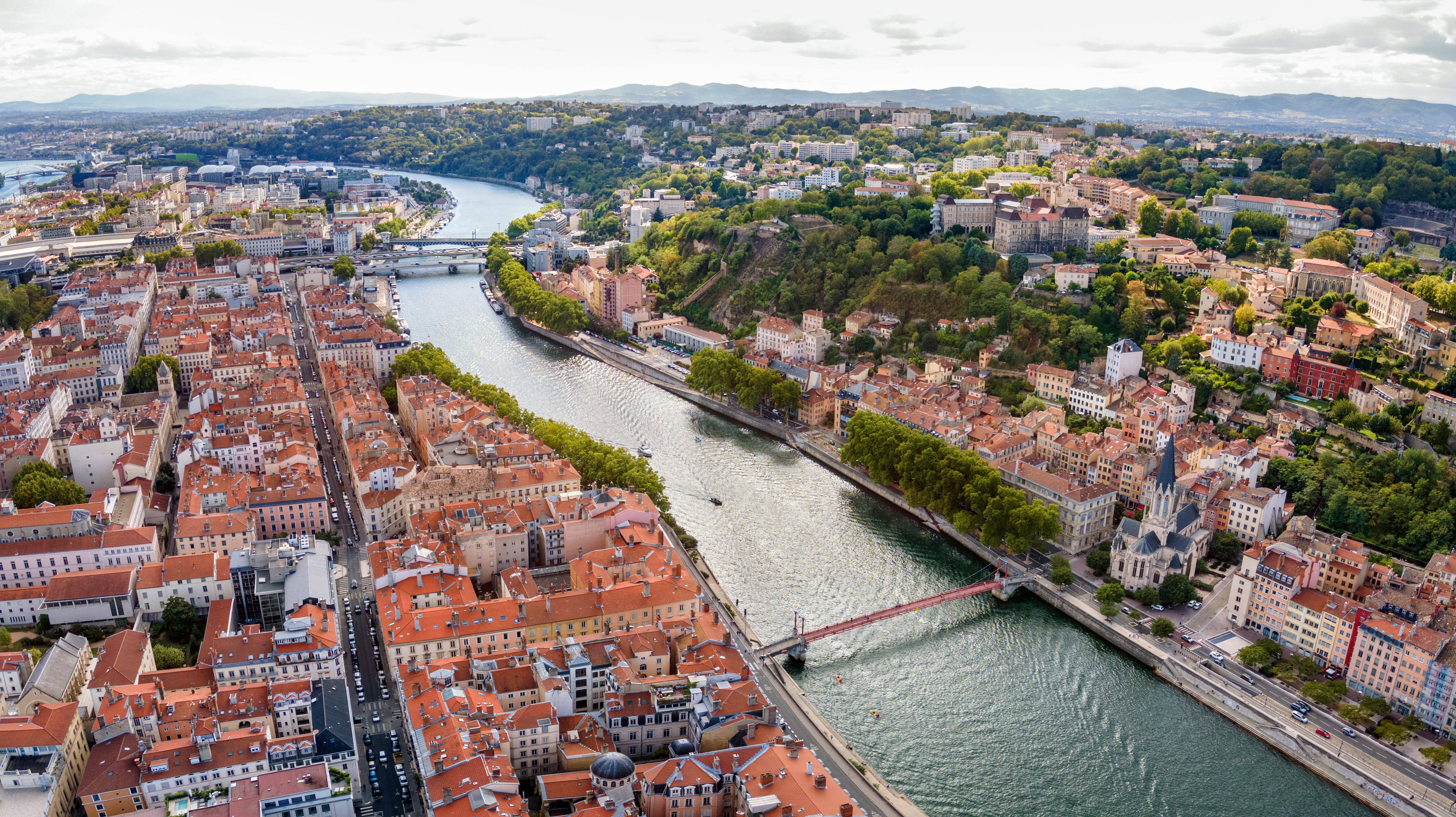 Luftfoto af Lyon i Frankrig med Saône-floden og orange tagsten i panorama