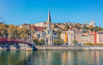 Smuk udsigt over Lyons gamle by med gotisk kirke og farverige bygninger langs Saône-floden, Frankrig