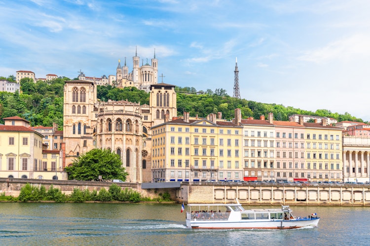 Gotisk Lyon Katedral ved Saône floden i historiske Vieux Lyon under flodkrydstogt
