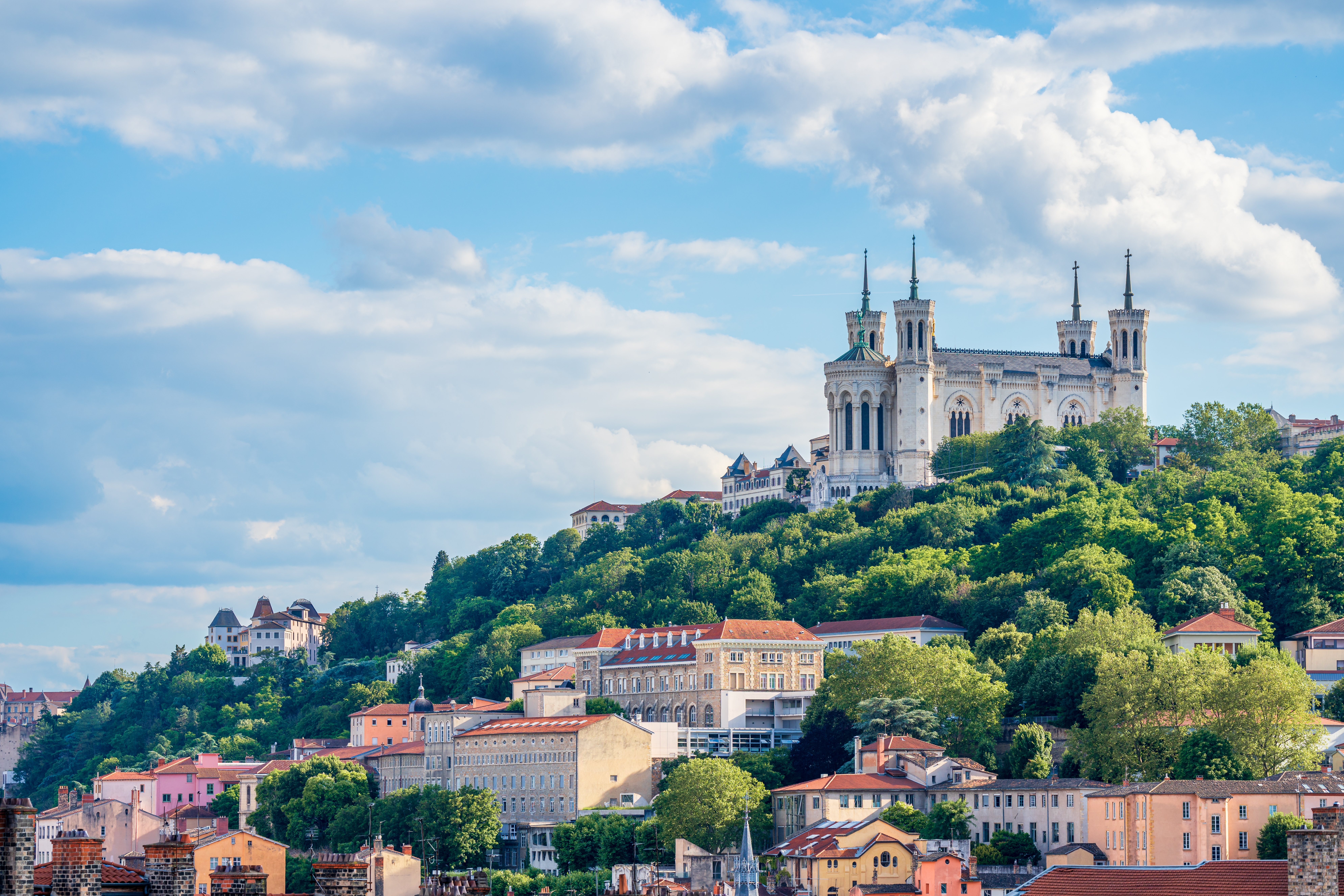 Den majestætiske Basilika Notre Dame de Fourvière på toppen af Fourvière-bakken med udsigt over Lyon, Frankrig - et UNESCO verdensarvssted og ikonisk vartegn i Rhône-Alpes regionen
